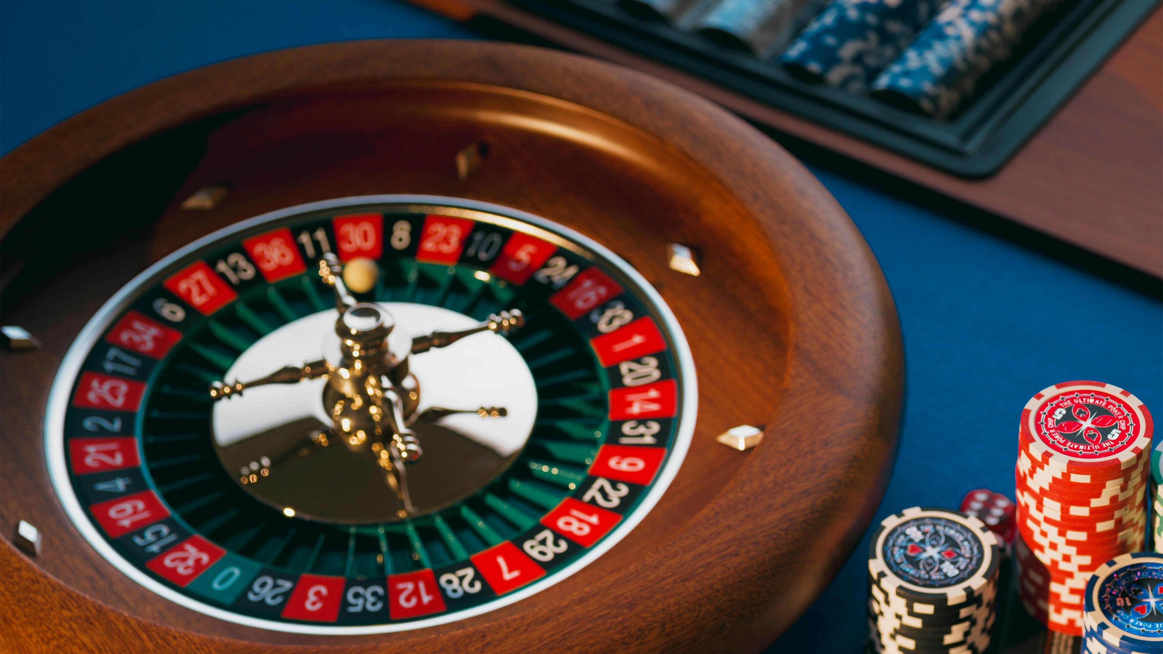 Tampilan meja dealer langsung blackjack dengan studio multilingual